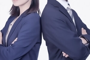 肩を合わせて腕を組む依頼人と弁護士